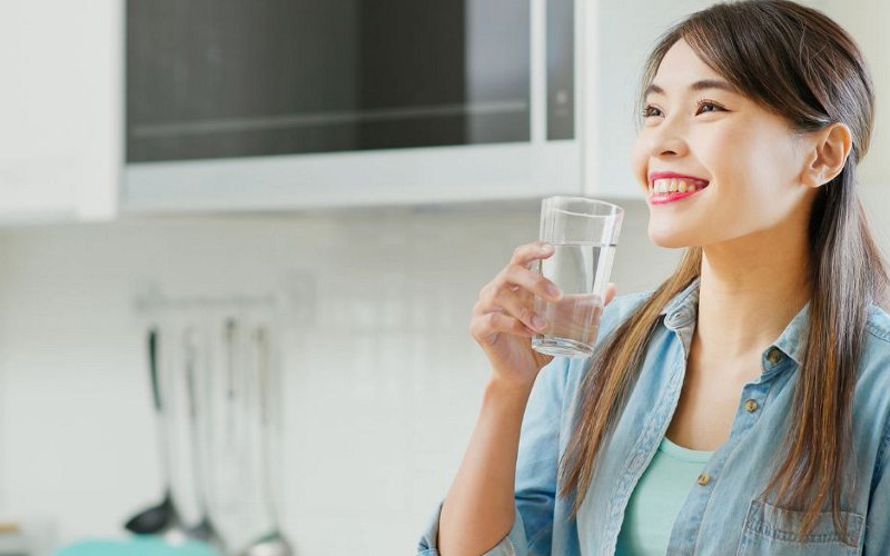 Chăm sóc da mặt khoa học bằng cách uống nhiều nước
